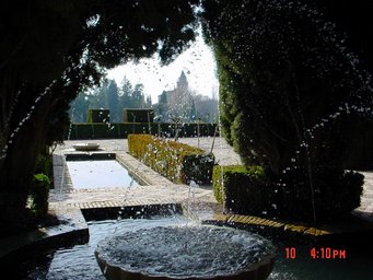 Spain 2002 - 28---2_10_Alhambra - Generalife Garden --- 13 The water ponds in the garden(courtesy of Prof. Chang).jpg