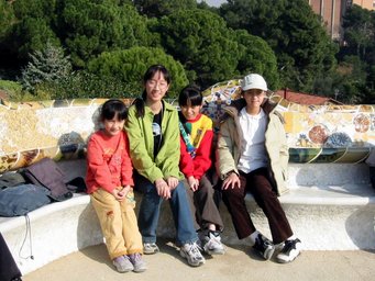 Spain 2002 - 32---2_11_Guell Park -part A --- 13 Meimei with three Lan sisters.jpg