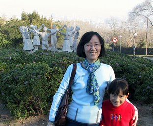 Spain 2002 - 37---2_12_Montjuic Garden --- 11 Mama with Lan's smallest daughter.jpg