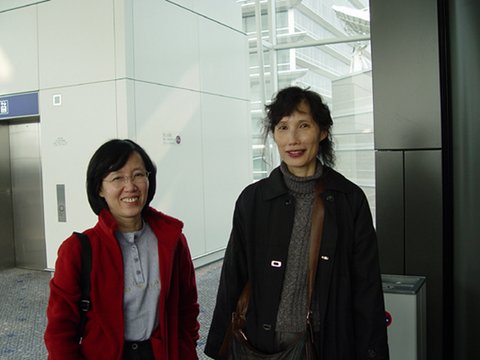 Egypt 2004---D01-02 -02 With Mrs. Lan at Hong Kong Airport.jpg