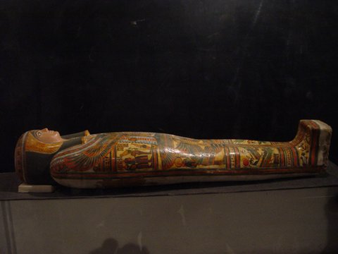 Egypt 2004---D04-07-11 A mummy cover containing a woman  (about 1000 BC) in Luxor Museum.jpg