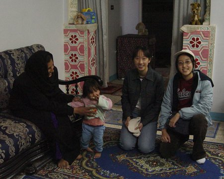 Egypt 2004---D05-03-02  Chatting with the wife of the boss and their child.jpg