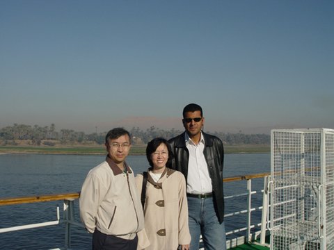 Egypt 2004---D06-02-02 Papa & Mamma with local guide Yasser.jpg