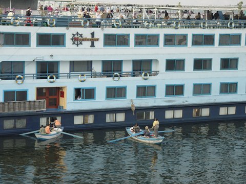 Egypt 2004---D06-04-01 Boats selling goods to ship tourists.jpg