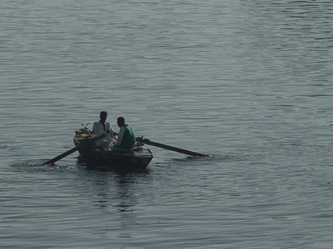Egypt 2004---D06-04-02 Boats selling goods to ship tourists.jpg