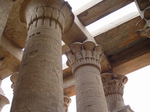 Egypt 2004---D07-04-08 The pillars of Graeco-Roman period in the Temple of Kom Ombo.jpg