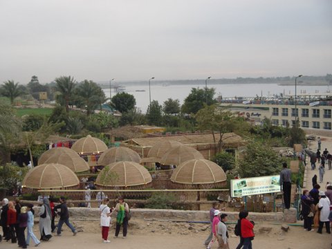 Egypt 2004---D07-05-01 A farther view of the restaurant.jpg