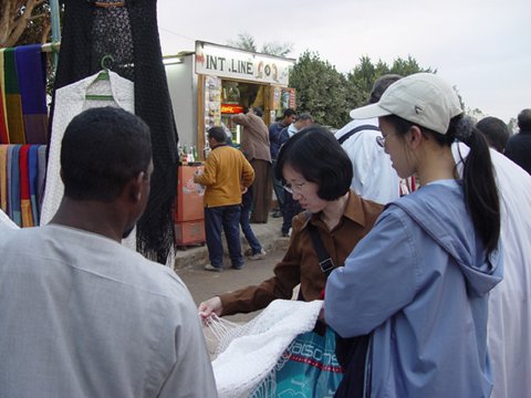 Egypt 2004---D07-05-04 Mamma and Meimei seeing interesting clothes.jpg