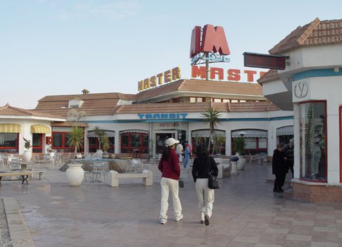 Egypt 2004---D11-02-01 We had a rest in a rest area.jpg