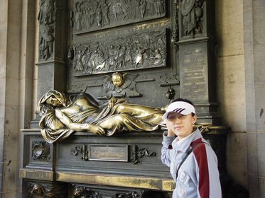 Day 05.04 (Belgium)-Touching the Charles Buls' work, Everard t'Serclaes (a 14th century hero), to make a wish is a tradition.jpg