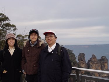 Australia 2006---02-04-06 In front of the Three Sisters Rocks at Echo Point in Blue Mountains National Park.jpg