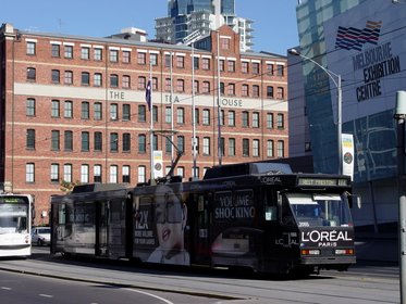 Australia 2006---04-02-01 Streetcars still used in Melbourne.jpg