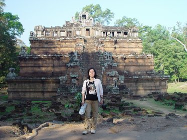 Cambodia 2006 --- Day 03-03 Royal Palace & Phimeanakas --- 02 In front of the classical site of Phimeanakas.jpg