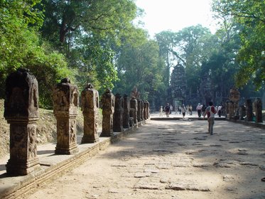 Cambodia 2006 --- Day 03-06 Preah Khan --- 02 Magnificant statues on the road sides .jpg
