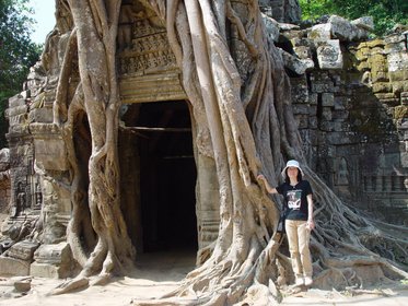 Cambodia 2006 --- Day 03-08 Ta Som --- 02 The tree winds around the gate.jpg