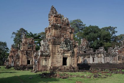 Cambodia 2006 --- Day 03-09 Prasat Suor Prat --- 01 A series of twelve towers in Angkor Thom.jpg