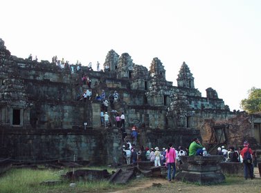 Cambodia 2006 --- Day 03-11 Phnom Bakheng --- 01 The view of the entire classical site.jpg