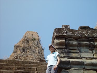 Cambodia 2006 --- Day 04-03 Pre Rup --- 02 We were tired of climbing.JPG