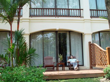 Cambodia 2006 --- Day 04-04 Lunch (Ankor Diamon Hotel) --- 01 Having a leisure time after lunch in front of our room.jpg