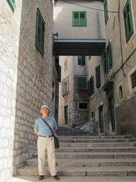 Croatia 2011 --- D07_01-04-02_Walking in the old town of Sibenik - green window is a feature (Croatia).jpg
