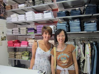 Croatia 2011 --- D09_01-01-02_Shopping at a T-shirt shop beside the old town of Split (Croatia).JPG