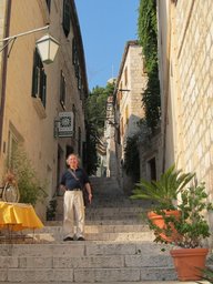Croatia 2011 --- D09_02-06-01_Strolling in small lanes on the island of Hvar 3 (Croatia).jpg