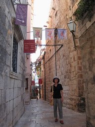 Croatia 2011 --- D10_01-06-02_In a lane of the old town of Korcula (Croatia).jpg