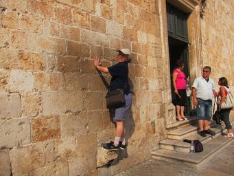 Croatia 2011 --- D10_04-07-02_Trying to stand on a protruding brick in Dubrovnik (Croatia).jpg