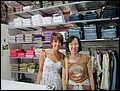 Croatia 2011 --- D09_01-01-02_Shopping at a T-shirt shop beside the old town of Split (Croatia).JPG