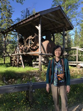 D08-01-02 A shot before an old machine.JPG