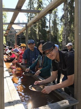D08-02-02 Everybody was happy during gold panning.JPG
