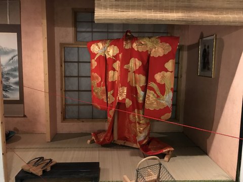 D08-03-02 Gold was also fitted into kimono as decorations in the old time.jpg