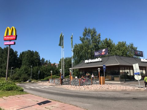 D08-04-01 The 'northernmost' MacDonald where we had lunch.JPG