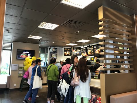 D08-04-02 Our group members were ordering meals.JPG