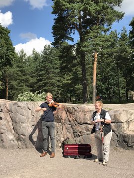 D09-03-03 A pair of buskers at the monument.JPG