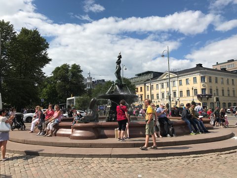 D09-06-03 A fountain at the side of the market with the Amanda Mermaid Statue in the middle.JPG