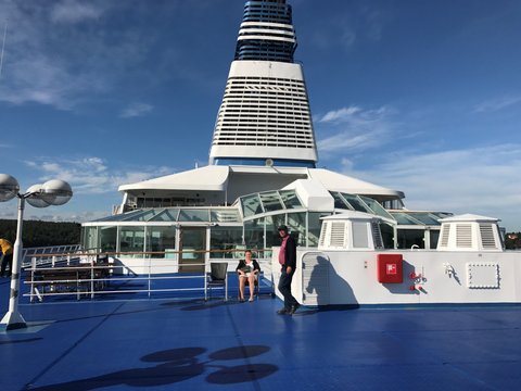 D09-07-03 Easy time on the tail deck.JPG