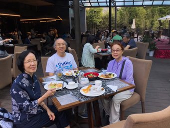 D05-05-02_Having dinner with Prof. Chang in Harmona Resort & Spa.jpg