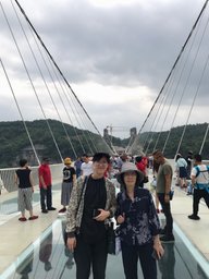 D06-01-01a_A memory shot at the start end of Yuntian Du Glass Bridge.jpg