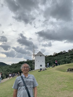 02-08-05_In fornt of the windmill.jpg