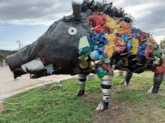 04-01-01_Artwork named Maniwa Wild Boar made of discarded objects by Yodogawa Technique (an art unit).jpg
