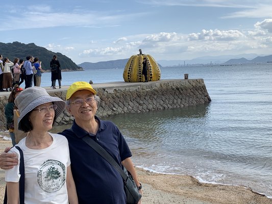 04-08-01_Artwork Yellow Pumpkin by Yayoi Kazema at at Miyanoura Port in Naoshima.jpg