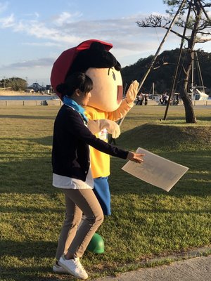04-10-03_A mascot of Naoshima Sunao-Kun walking around with a staff member.jpg
