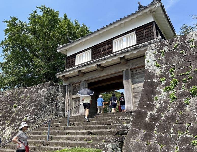 Japan 2024---05-07-01_The entrance tower of Usuki Castle.jpg