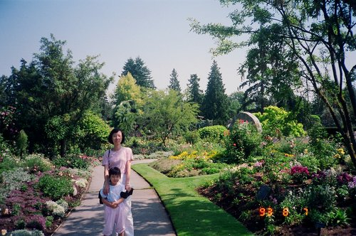 Canada 1993---02 Cute Meimei with Mamma in the garden.jpg