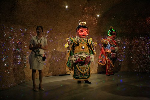 China 2010---I-1-05-02-Electronic Prince dance seen in Taiwan Pavilion.jpg