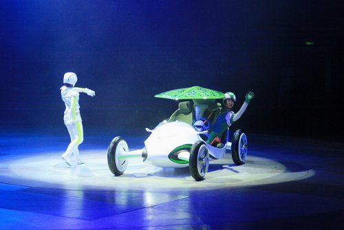 China 2010---I-2-04-02-A dance show of future cars seen in SAIG-GM Pavilion.jpg
