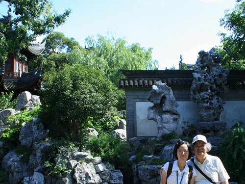 China 2010---I-5-06-02-In front of a famous rock in Yu Yuan in Shanghai.jpg