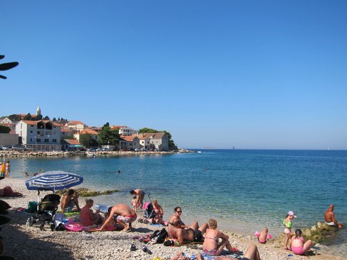 Croatia 2011 --- D08_01-02-01_People in leisure time at beach (Primosten, Croatia).jpg
