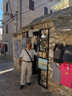 Croatia 2011 --- D08_01-05-01_We visited some shops (Primosten, Croatia).jpg